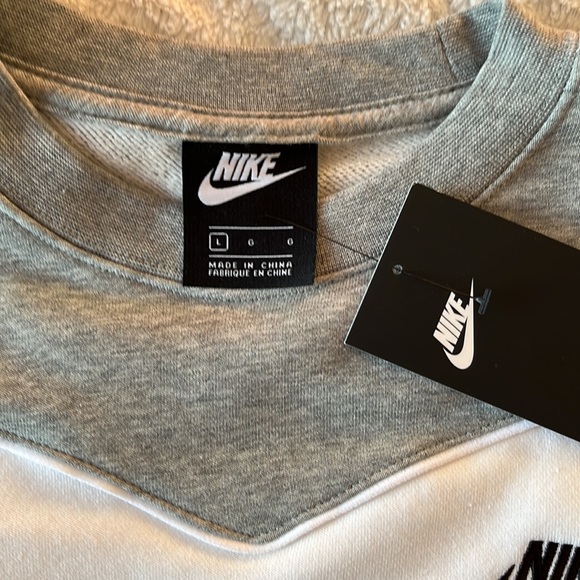 Cute little sweatshirt, new with tags 🏷 - Picture 4 of 5